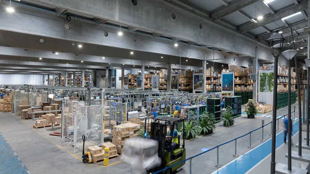 Schréder lighting for manufacturing halls improves safety and reduces operating costs