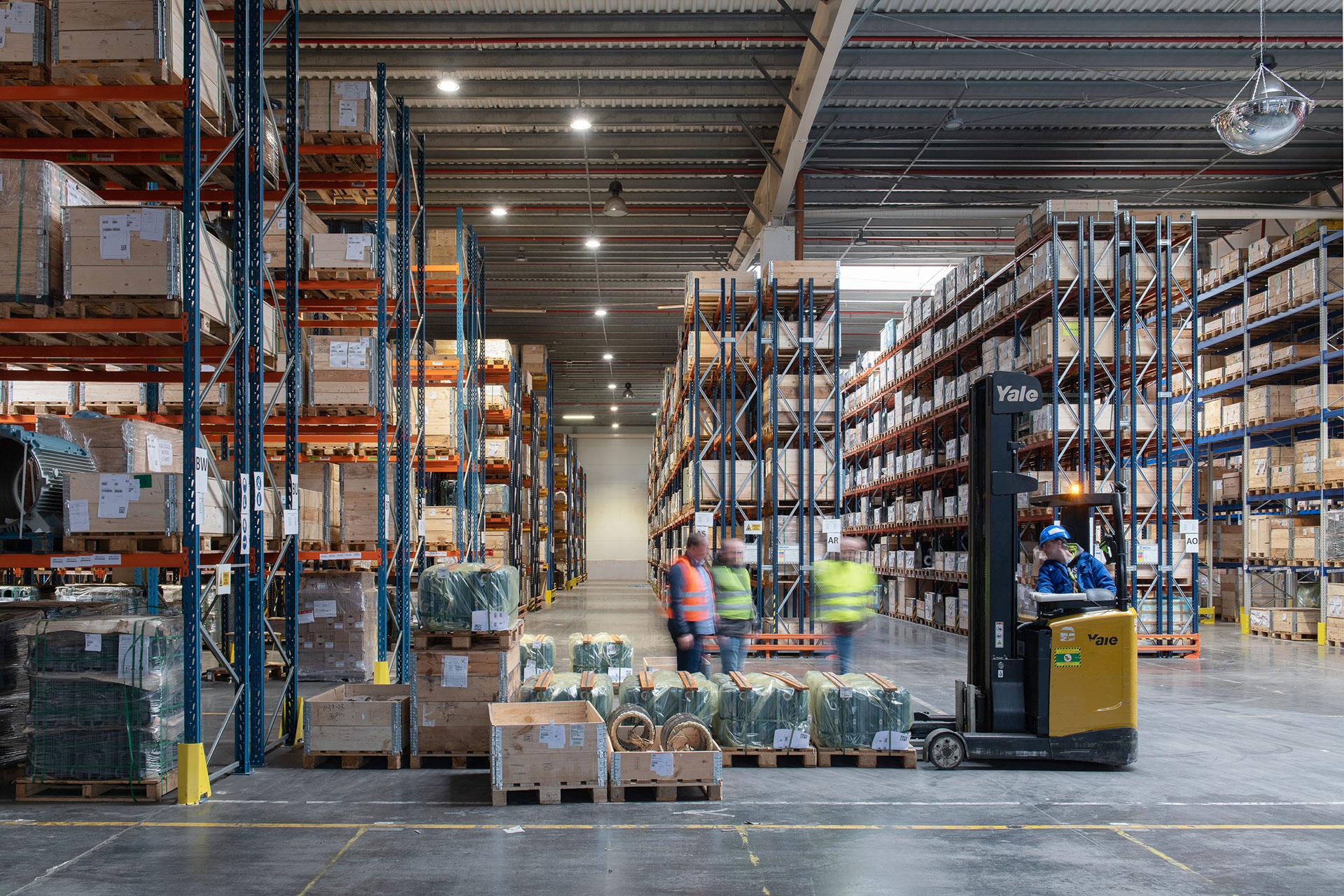 INDU BAY armatuur zorgt voor uitstekende zichtbaarheid zodat werknemers van Sistema Polen de pakketten in het magazijn gemakkelijk kunnen identificeren.