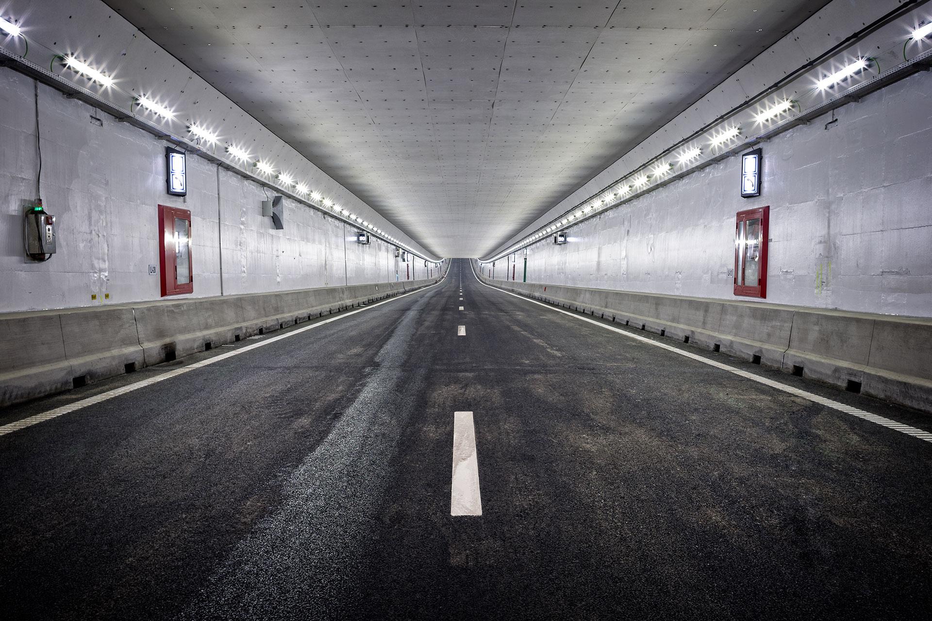 Schréder tunnelverlichtingsoplossing heeft gezorgd voor een veilige en comfortabele ervaring voor automobilisten in de Velsertunnel